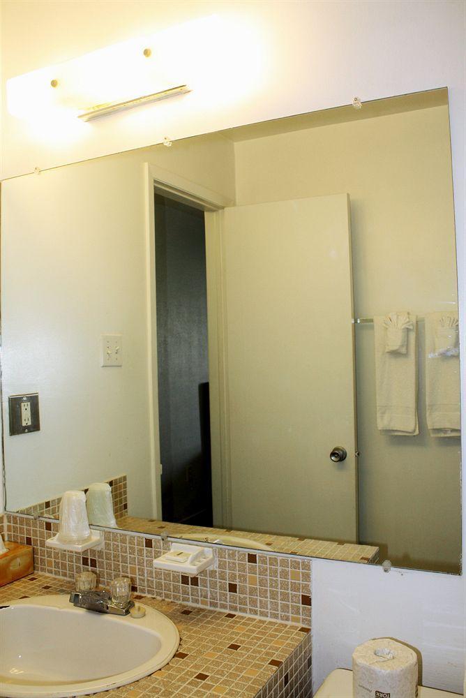 Lake City Motel Dartmouth エクステリア 写真