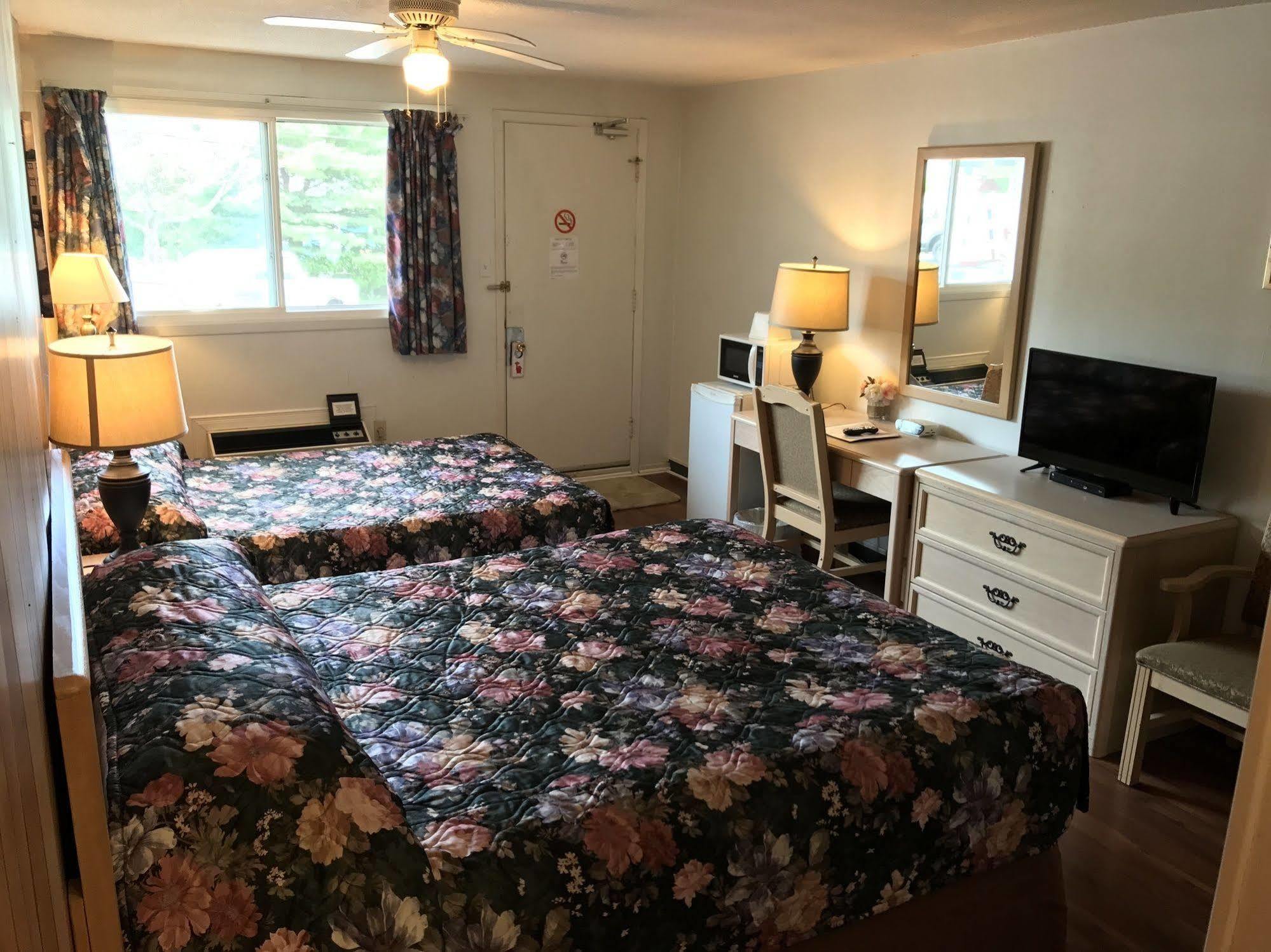 Lake City Motel Dartmouth エクステリア 写真