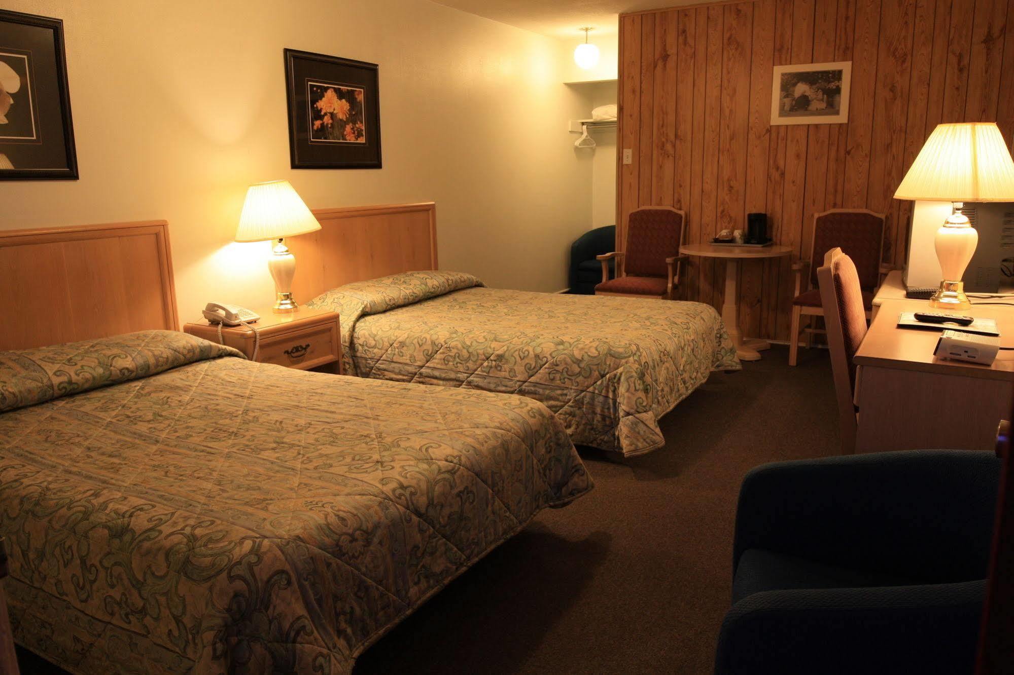 Lake City Motel Dartmouth エクステリア 写真