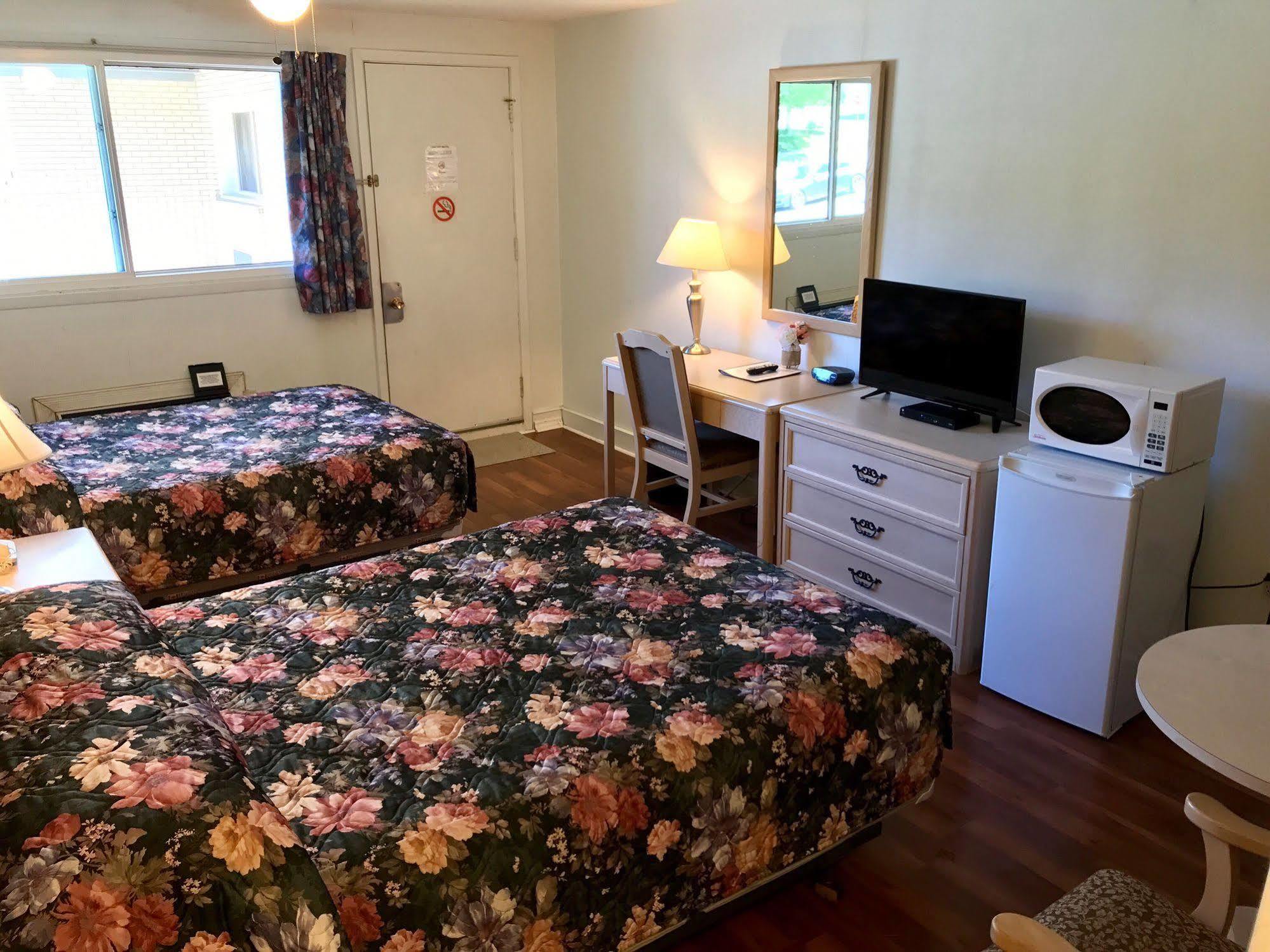 Lake City Motel Dartmouth エクステリア 写真