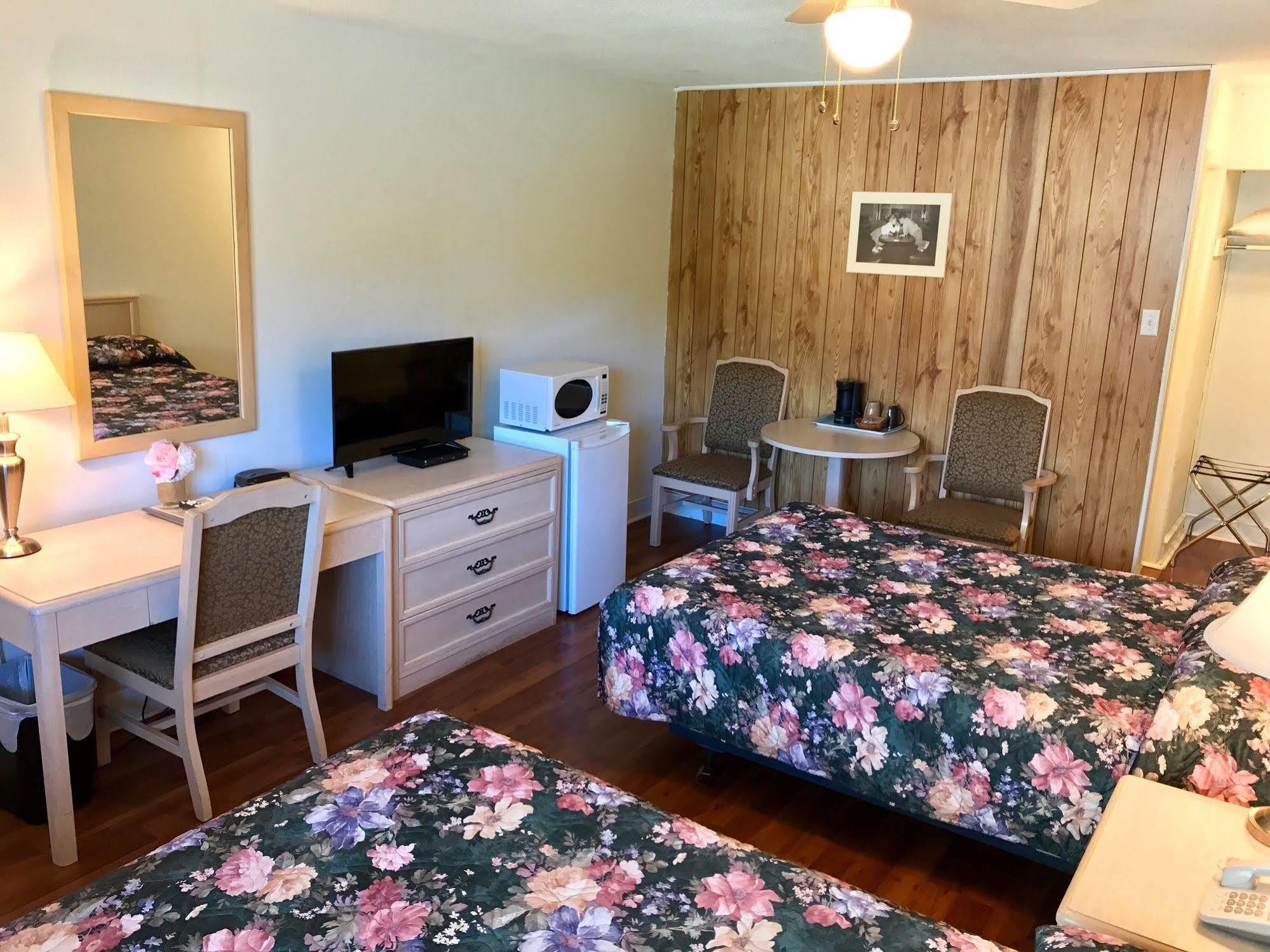 Lake City Motel Dartmouth エクステリア 写真