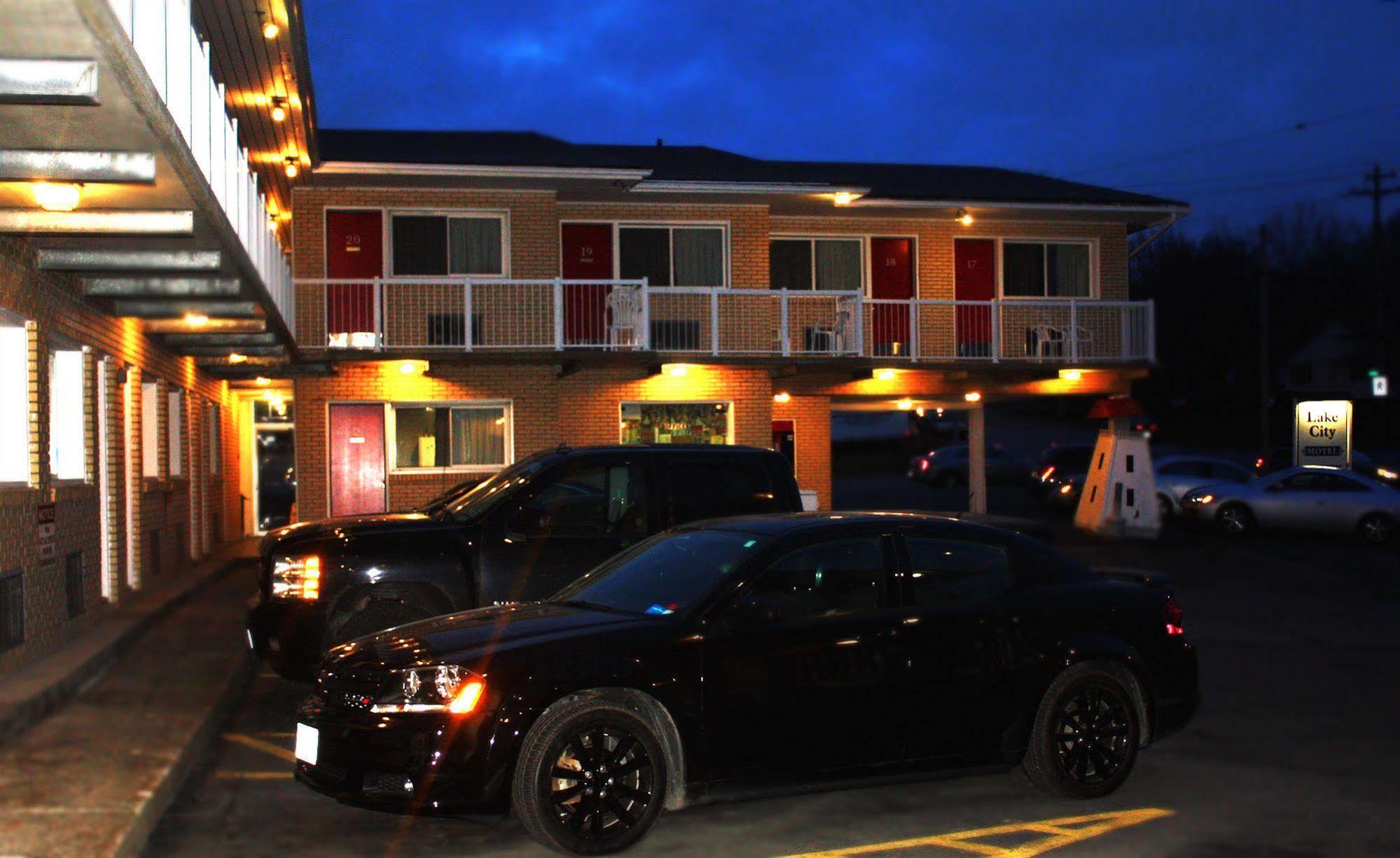 Lake City Motel Dartmouth エクステリア 写真