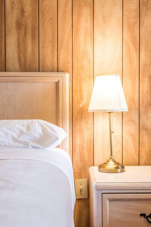 Lake City Motel Dartmouth エクステリア 写真