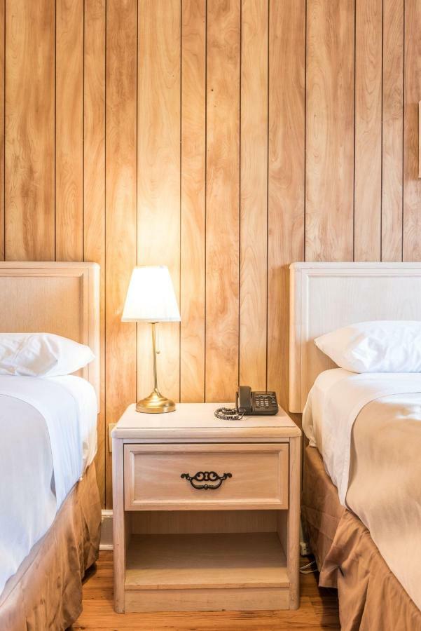 Lake City Motel Dartmouth エクステリア 写真