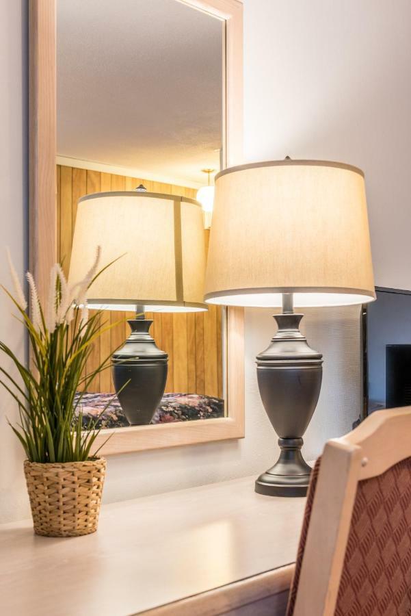 Lake City Motel Dartmouth エクステリア 写真